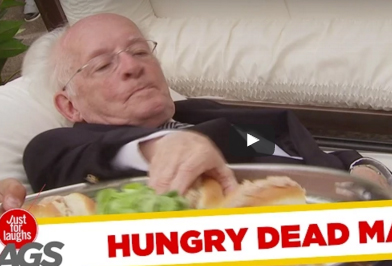 شاهد.. رد فعل المارة عند عودة ميت للحياة