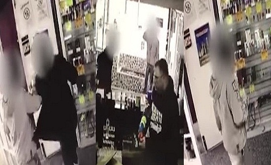 بالفيديو.. رجل يطارد لصوصا حاولوا سرقة متجره بمسدس مياه بالفيديو.. رجل يطارد لصوصا حاولوا سرقة متجره بمسدس مياه