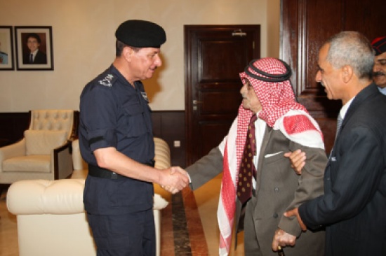 مدير الأمن العام يكرم متقاعدا يبلغ من العمر 90 عاما