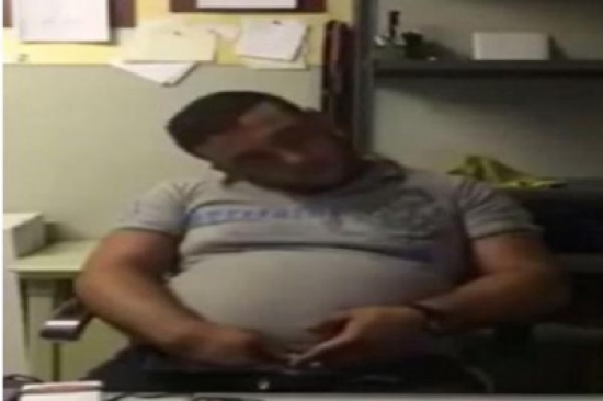 مدير يصفع موظفًا نام في العمل