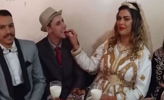 شاب مغربي يخطب فتاتين بحفل واحد.. وهذا ردهما على المنتقدين شاب مغربي يخطب فتاتين بحفل واحد.. وهذا ردهما على المنتقدين