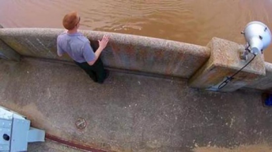 شاهد.. دوامة غامضة تظهر في بحيرة أمريكية