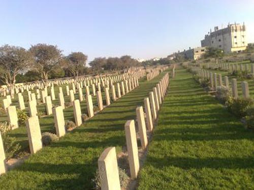 سقطت في قبر زوجها.. وماتت