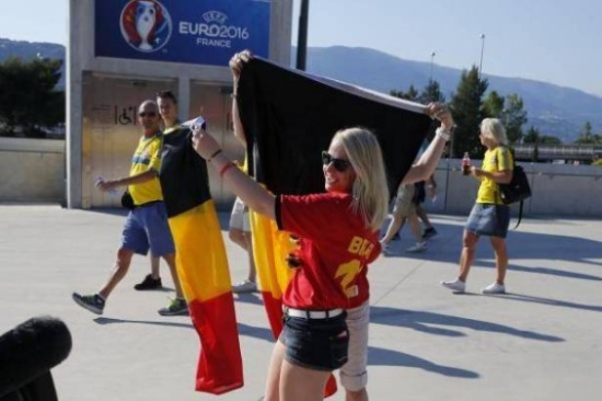 بالصور: مشجعات بلجيكيات سَحرنَ فرنسا بجمالهن!