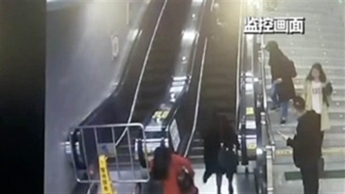 شاهد..  سيدة تنقذ عجوزا سقطت على سلم كهربائي