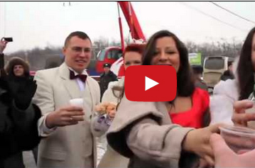 شاهد.. احتفال مثير لعروسين روسيين