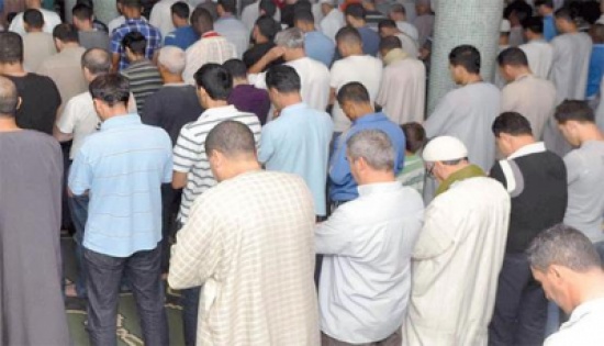 إمام يخالف السائقين الذين يعيقون الحركة أمام المسجد - صورة