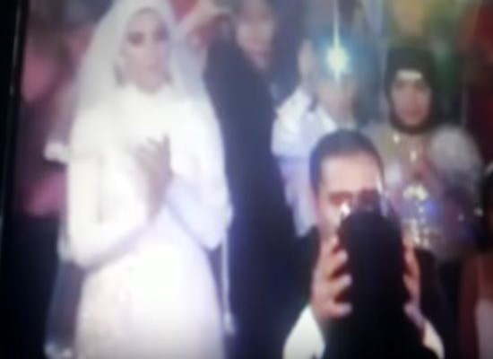 بالفيديو: عريس يهدي والدته تاج عروسه ويقبل قدمها في حفل الزفاف