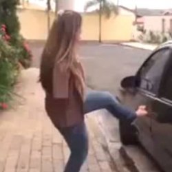 فتاة بدون يدين تقود السيارة بقدميها