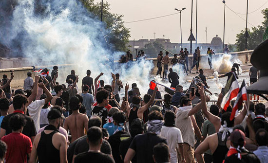 التلفزيون العراقي: متظاهرون يشعلون النار بمبنى محافظة ميسان التلفزيون العراقي: متظاهرون يشعلون النار بمبنى محافظة ميسان