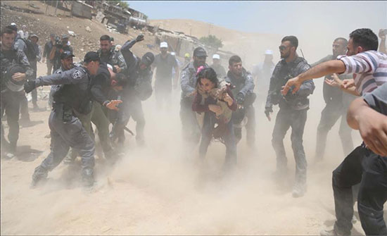 إسرائيل تفرج عن فتاة فلسطينية اعتقلتها بعد "نزع حجابها" شرقي القدس