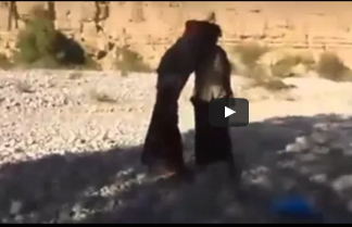 شاهد.. شاب يطلق النار على سيجارة بفم صديقه