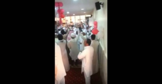 فيديو| رقص داخل مسجد بجدة يثير غضب السعوديين!!