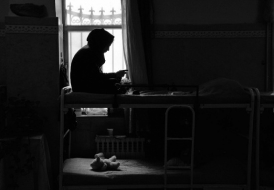 "والدي حَلَق شعري وحبسني في جدّة".. قصة مؤثرة لفتاة وهذه تفاصيلها