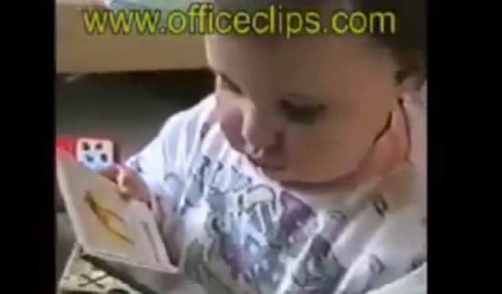 طفل يحاول القراءة