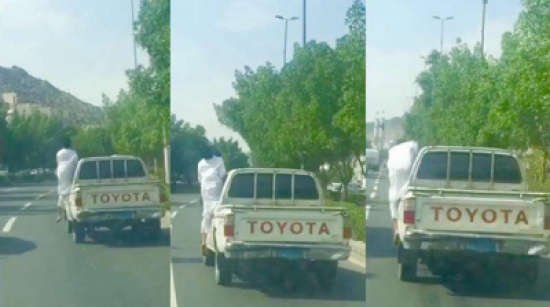 صورة: متهور يخرج جسمه أثناء قيادة مركبته في مكة