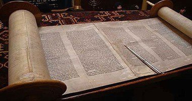 إيران تعيد نسخة قديمة من التوراة للطائفة اليهودية