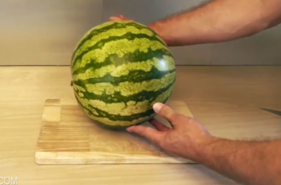 بالفيديو : أسهل و أسرع طريقة لأكل البطيخ