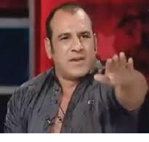 بالفيديو: محمد لطفي لمعجبة طلبت التصوير معه: "غطي صدرك أولا" بالفيديو: محمد لطفي لمعجبة طلبت التصوير معه: "غطي صدرك أولا"