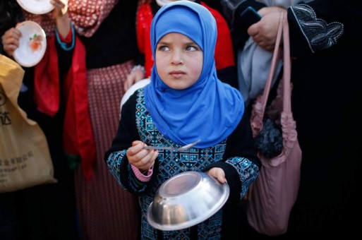 سكان مخيم اليرموك يوقعون عريضة العودة أو اللجوء