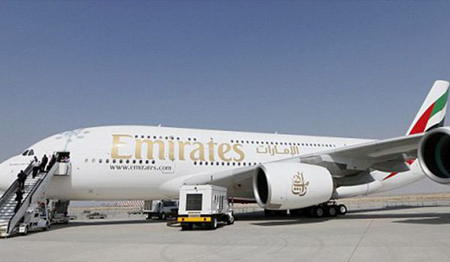 مسافر يصفع مضيفة طيران على وجهها عدة مرات وبقوة 10 رجال