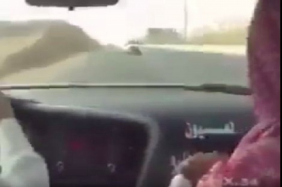 شاهد..  يقود عكس السير وبسرعة عالية متحدياً دوريات المرور