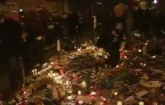 شاهد..  بلاغ كاذب في إحدى ساحات باريس تسبب حالة تدافع هستيرية