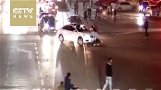 بالفيديو.. لحظة دهس سيارة لفتاة تقود دراجتها الهوائية بالفيديو.. لحظة دهس سيارة لفتاة تقود دراجتها الهوائية