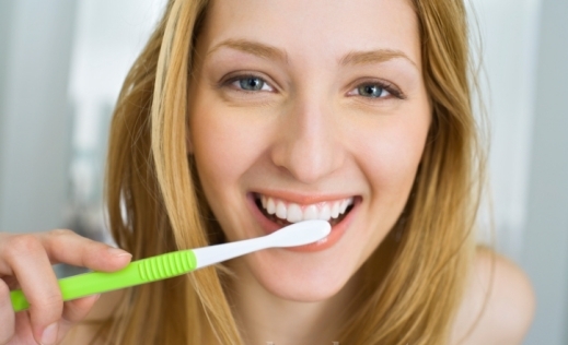 تبييض الأسنان بعيدا عن الإصفرار وبخطوات بسيطة تبييض الأسنان بعيدا عن الإصفرار وبخطوات بسيطة