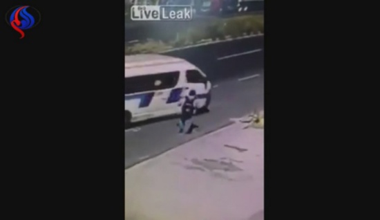 بالفيديو.. مشهد مخيف لحفرة تبتلع رجلا يشير إلى «تاكسي»