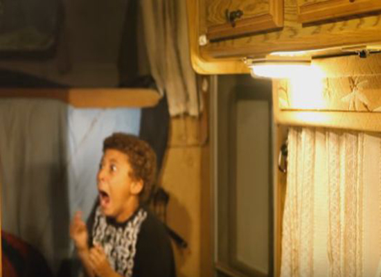 بالفيديو: أب يسبب صدمة لإبنه بسبب "مقلب"