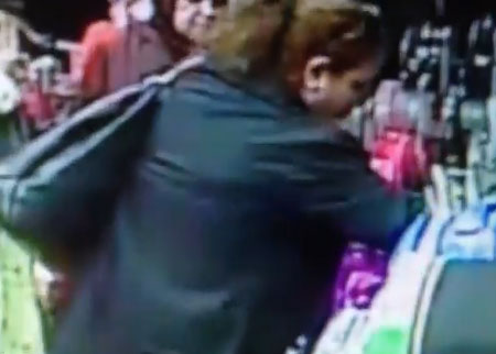 فضيحة امرأة تسرق من متجر