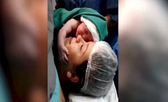 لحظات جميلة .. شاهدوا ماذا فعلت رضيعة مع والدتها! لحظات جميلة .. شاهدوا ماذا فعلت رضيعة مع والدتها!