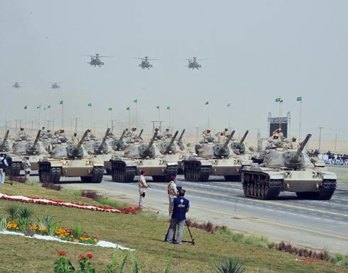 رويترز : السعودية تحشد عسكريا قرب حدود اليمن