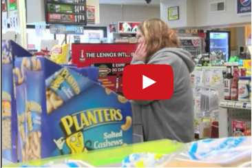 تُــنقِـذ متجرها من السرقة بـ"مبيد حشري"!