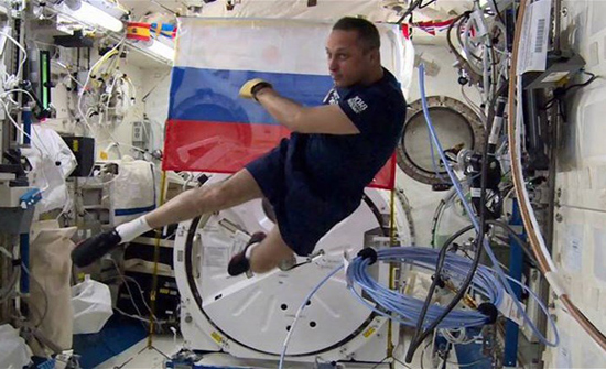 بالفيديو: رائدا فضاء يلعبان كرة القدم في الفضاء!