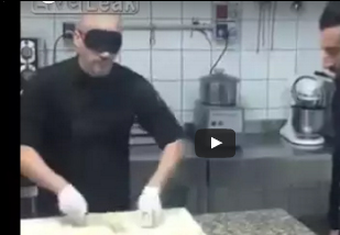 شاهد.. رجل يستعرض مهارته في تقطيع البصل مغمض العينين