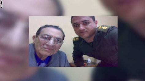''سيلفي'' لمبارك تثير ضجة على مواقع التواصل الاجتماعي ''سيلفي'' لمبارك تثير ضجة على مواقع التواصل الاجتماعي