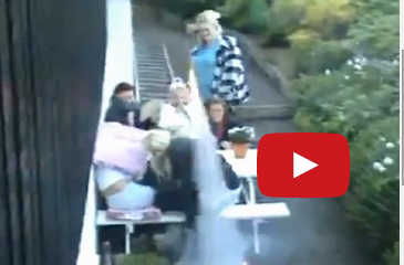 بالفيديو: الشقراوات يلعبن بالنار.. والنتيجة!