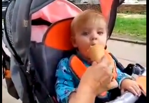 ردة فعل طفل يأكل البوظة لاول مرة