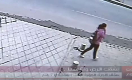 شاهد فيديو قديم لشابة انشقت الارض وابتلعتها أثناء مرورها شاهد فيديو قديم لشابة انشقت الارض وابتلعتها أثناء مرورها