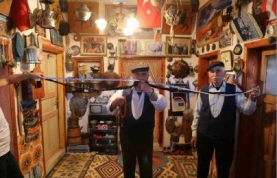 بالصورة: صاحب أطول شارب بالعالم لم يحلقه منذ 47 عاماً لهذا السبب! بالصورة: صاحب أطول شارب بالعالم لم يحلقه منذ 47 عاماً لهذا السبب!