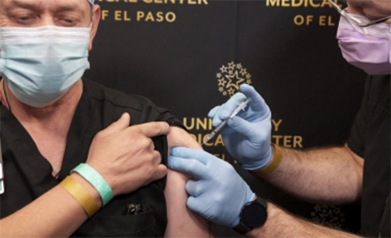 "فضيحة على الهواء" تجبر مستشفى على إعادة حقن طاقم طبي بلقاح كورونا .. بالفيديو