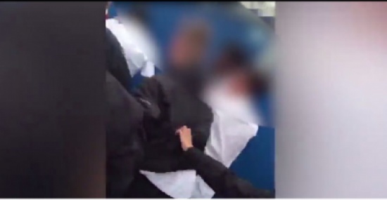 بالفيديو: أم تصور ابنها لحظة تعرضه للضرب في المدرسة بالفيديو: أم تصور ابنها لحظة تعرضه للضرب في المدرسة