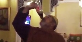 بالفيديو:مسن يشرب لتر "كوكاكولا" مرة واحدة بالفيديو:مسن يشرب لتر "كوكاكولا" مرة واحدة