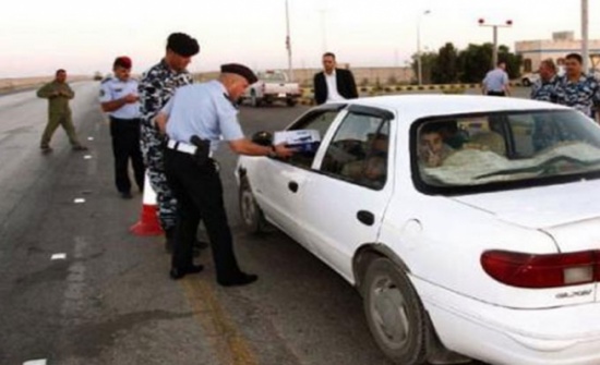 رجال السير يوزعون وجبات طعام ومياه على السائقين في اربد رجال السير يوزعون وجبات طعام ومياه على السائقين في اربد
