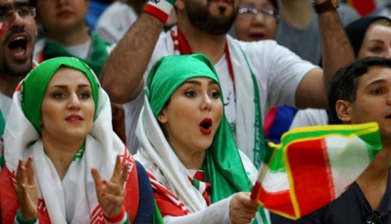 بالصور: إيران تبحث عن 5 فتيات دخلن ملعب آزادي بطريقة احترافية بالصور: إيران تبحث عن 5 فتيات دخلن ملعب آزادي بطريقة احترافية