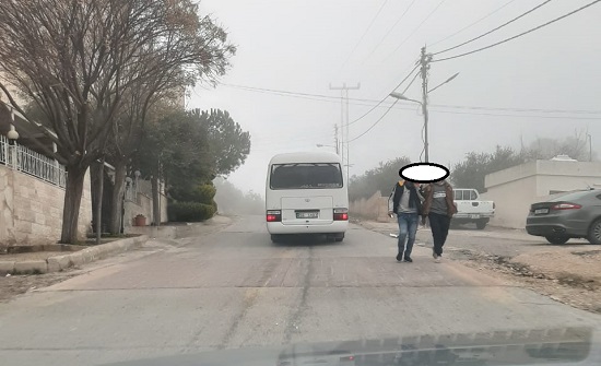 اهالي زي يشتكون من سلوك سائقي بعض الباصات الطرق الفرعية اهالي زي يشتكون من سلوك سائقي بعض الباصات الطرق الفرعية