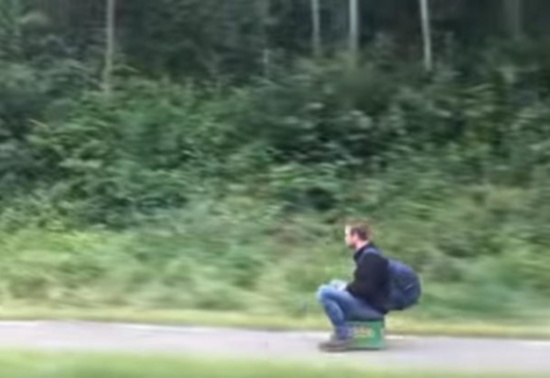 بالفيديو: رجل يتجول على متن صندوق في شوارع هولندا