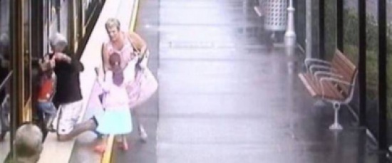 بالفيديو: لحظات فصلته عن الموت.. هكذا أنقذه بعد سقوطه أسفل القطار!! بالفيديو: لحظات فصلته عن الموت.. هكذا أنقذه بعد سقوطه أسفل القطار!!